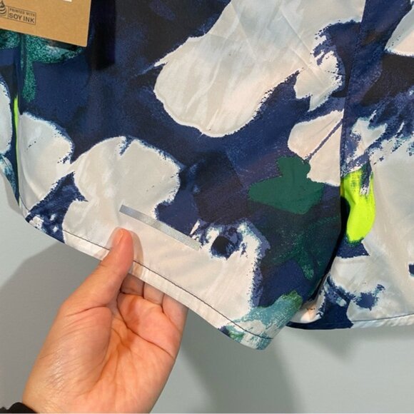 NEW North Face Women's Floral Printed Shorts Size M - Picture 9 of 9